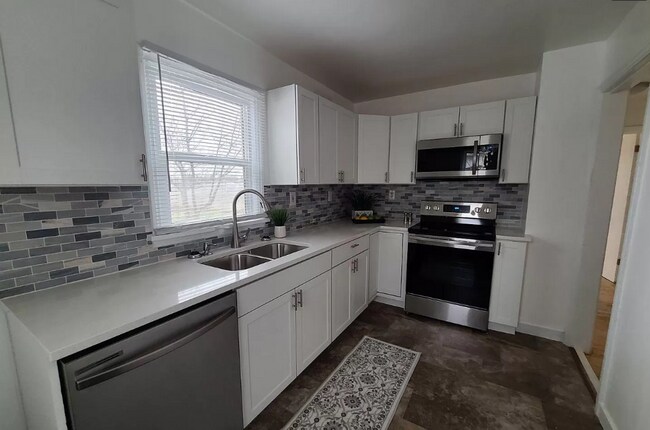 Building Photo - 2 Bed 1 Bath with 2 Bonus Rooms