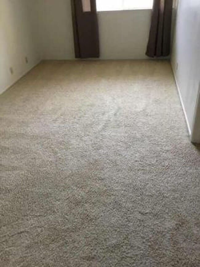 Building Photo - Great 3 bedroom 2 bath home with huge yard...