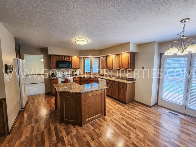 Foto del edificio - Executive 4 Bedroom Home in West Des Moine...