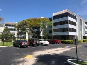 Building Photo - 10854 N Kendall Dr