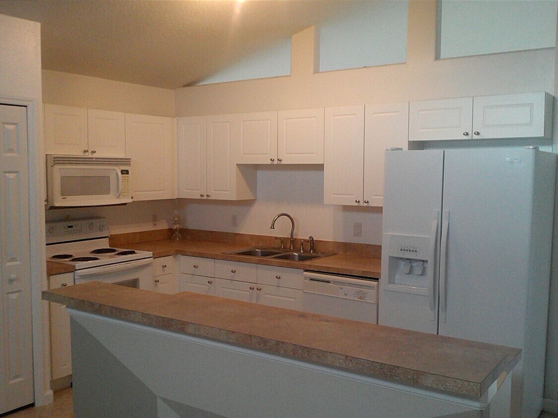 Primary Photo - 3/2 in Kissimmee, 2 car garage, pond view