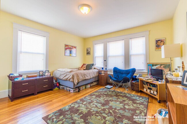 Foto del edificio - 151 Forest Hills St