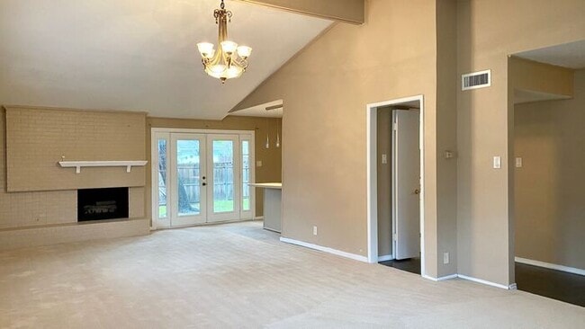 Building Photo - 3 Bedroom 2 bath in North Dallas - $0 Deposit