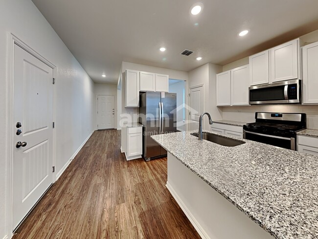 Building Photo - 421 Pebble Bend