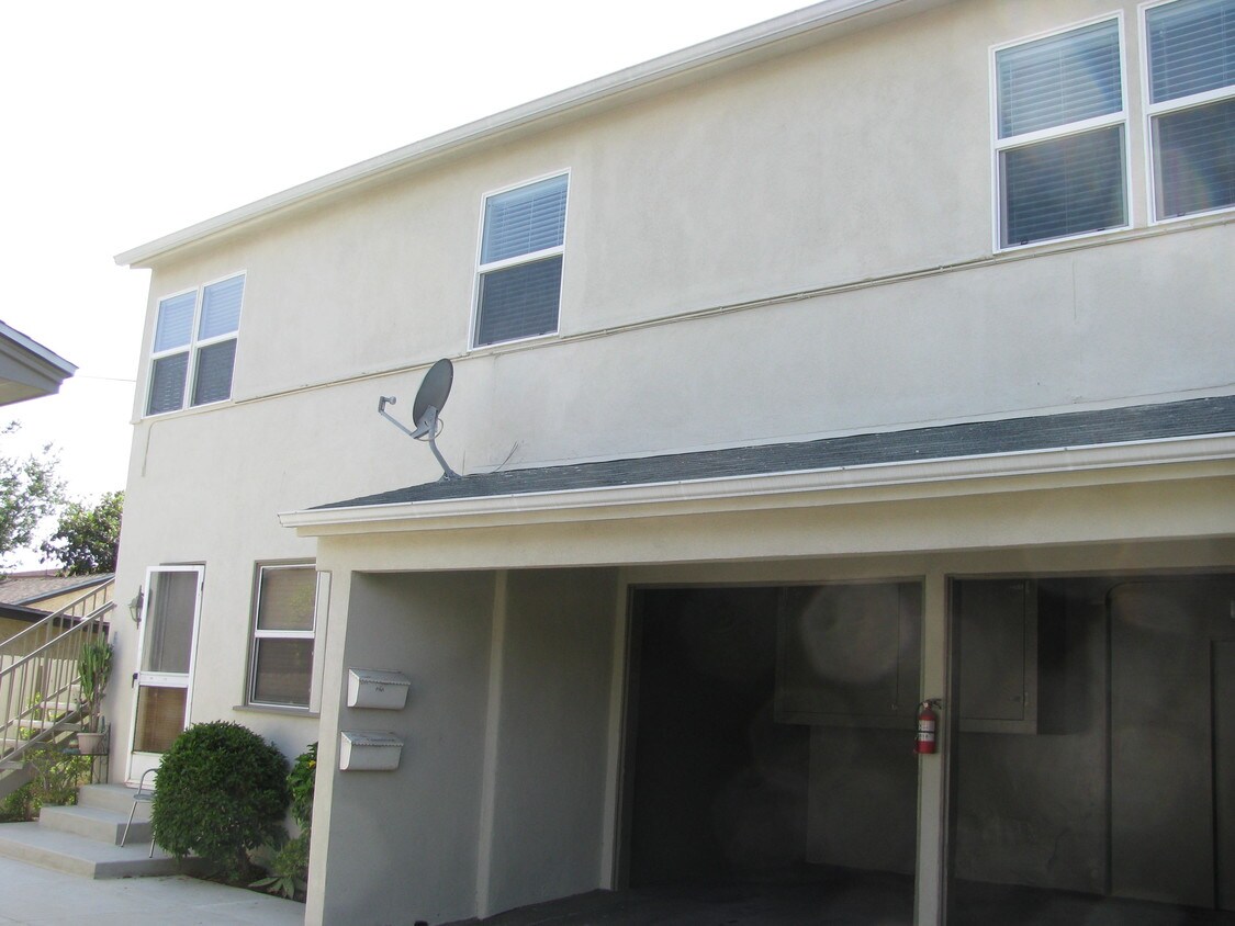 Primary Photo - 1015 S Olive Ave