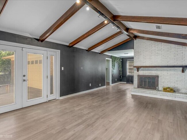 Building Photo - Spacious 3/2 bedroom Home
