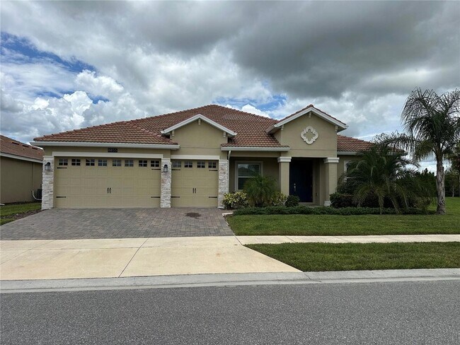 Building Photo - 8855 Fallen Oak Dr
