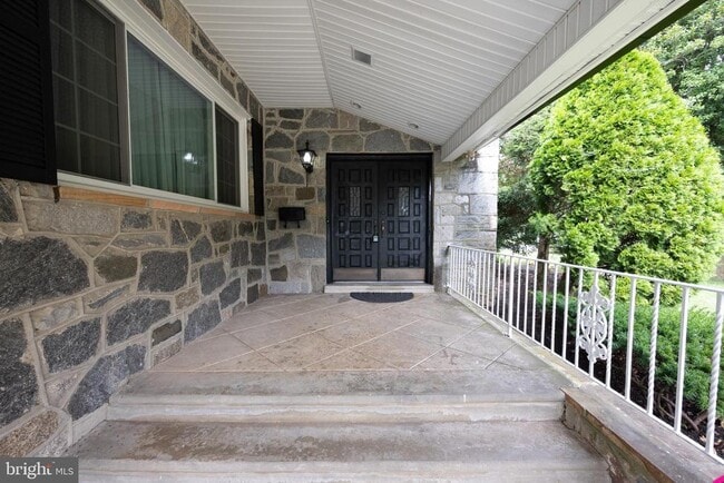 Building Photo - 1717 Country Club Dr