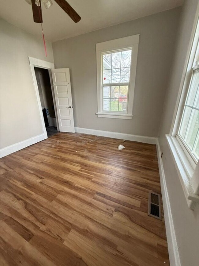 Foto del edificio - 2 Bedroom / 1 bathroom House in Peoria, IL