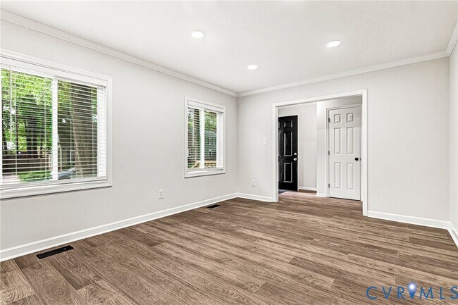 Foto del edificio - 9015 Covewood Rd