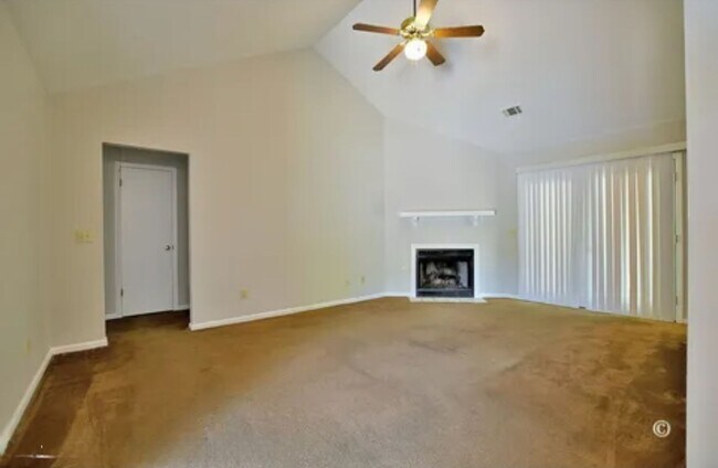 Foto del edificio - 3 Bedroom 2 Bath- back yard covered patio