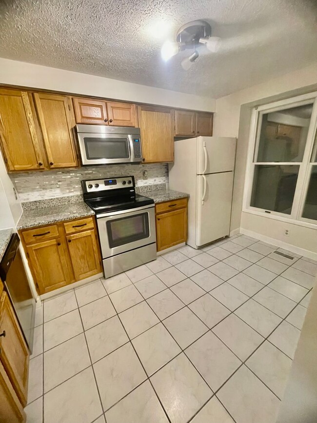 Building Photo - 2 Bed 1.5 Bath- Oakdale PA! Hawthorne Vill...