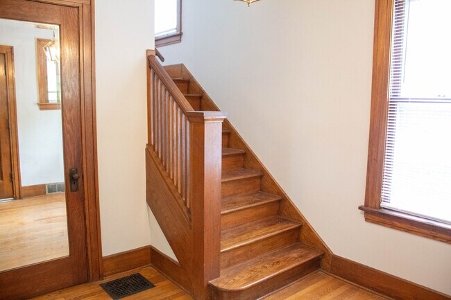 Foto del edificio - AVAILABLE FOR AUGUST 2026!  Large house near KRANNERT!