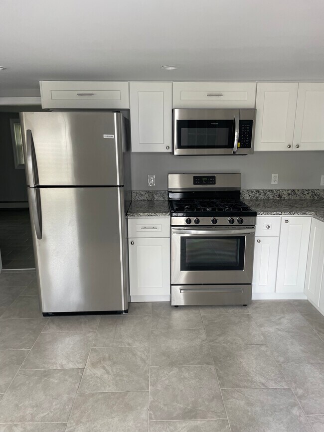 27 Pleasant St Unit 1R, Middleton, MA 01949 Condo for Rent in