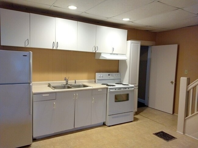 Building Photo - 3 Bedroom Duplex near Campus - Apply Today !!