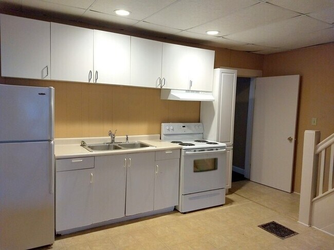 Foto del edificio - 3 Bedroom Duplex near Campus - Apply Today !!