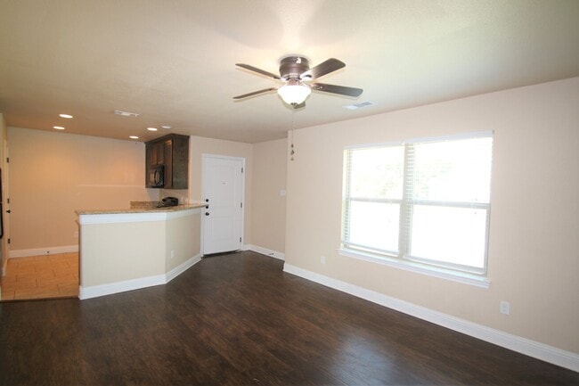 Building Photo - Coming Soon | 3BR/2BA Weatherford Town Home with Granite Countertops, Luxury Plank Floors & Appli...