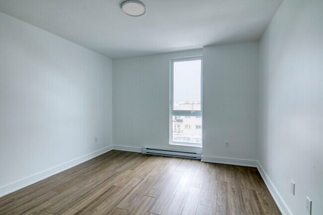 Building Photo - 9675 Av. Papineau