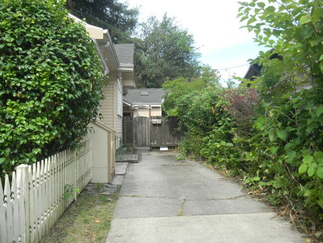 Foto del edificio - 2 Bedroom, 1.5 Bathroom on Jefferson St.