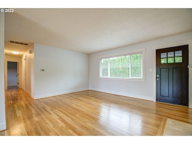 Foto del edificio - Lovely Ranch style home with park like rea...