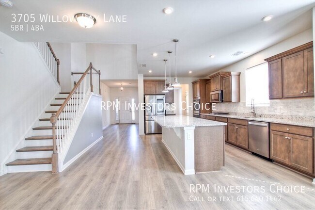 Building Photo - 5 bedroom/3.5 bathroom Executive Home in M...