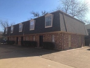 Building Photo - 915 N Elm St