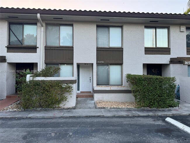 Foto del edificio - 16498 NE 26th Ave