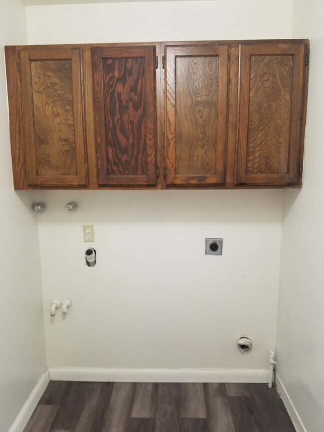 Laundry hook-ups - 1325 Lincoln Ave