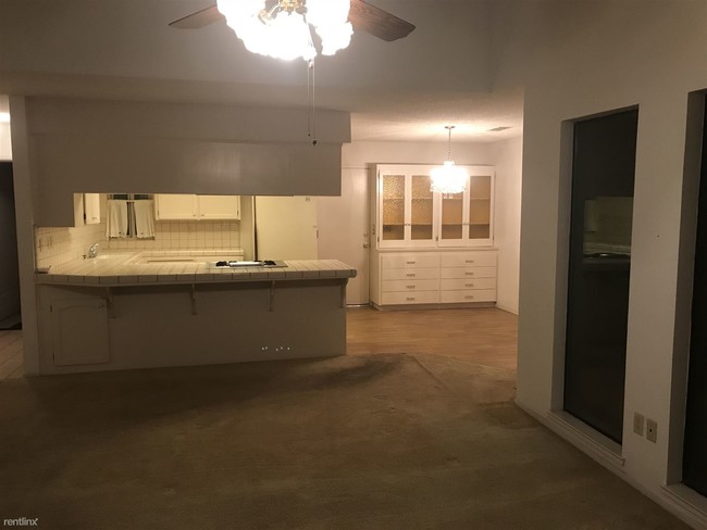 Building Photo - 650 Vine Ct