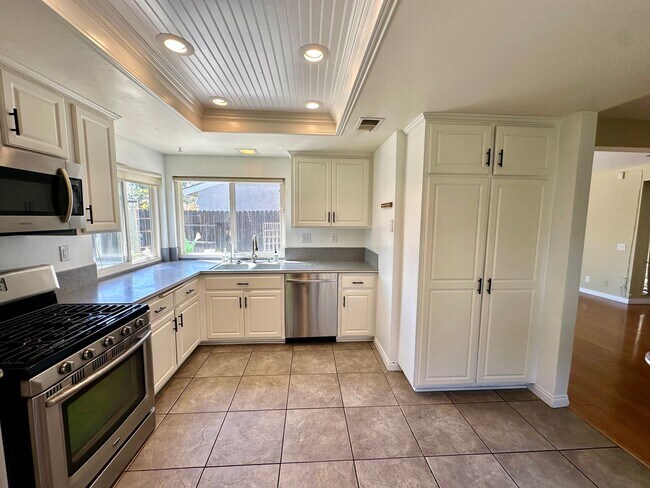 Building Photo - Beautiful and Spacious 4 bedroom, 3 bath h...