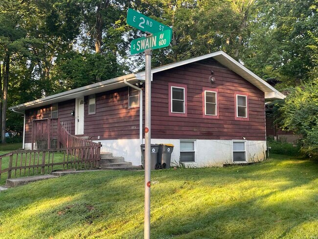 Building Photo - 604 S Swain Ave