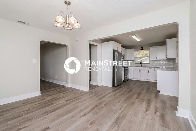 Building Photo - 3 Bedroom Pet-Friendly Home in ST PETERSBURG, FL with Main Street Renewal
