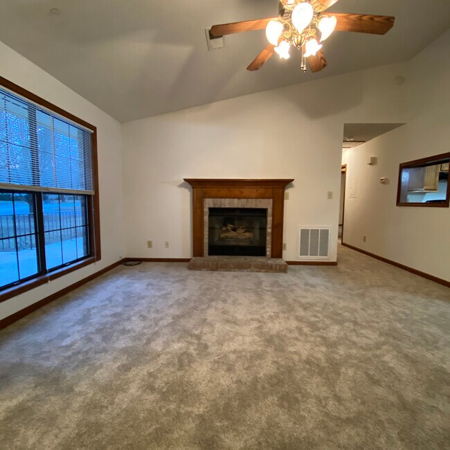 Great Rom with Cozy Fireplace - 1228 Shannon Way SW