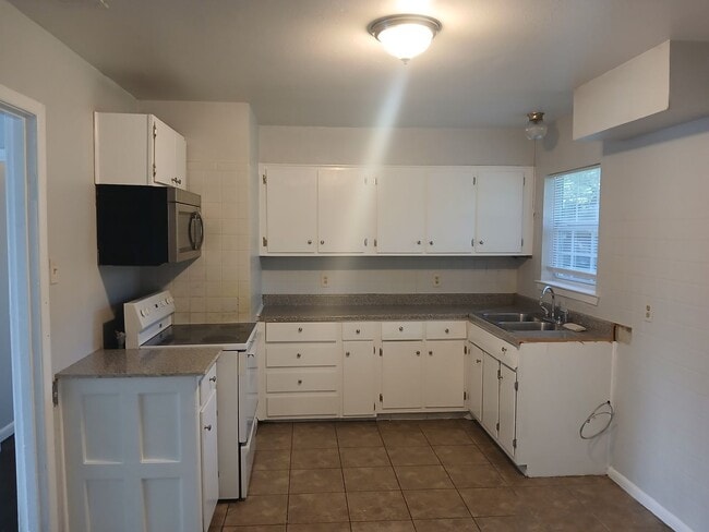 Building Photo - 4 Bedrooms and 1 Bath Near Hwy 75 and Fore...