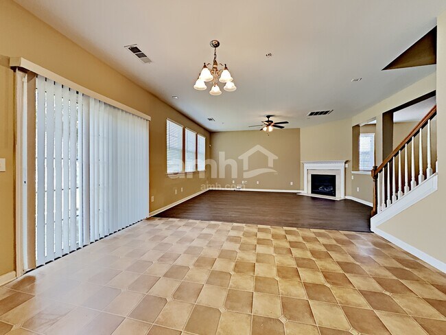 Foto del edificio - 362 Roseglen Dr