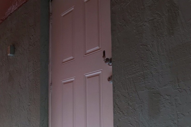 entrada independiente - 848 W 73rd Pl