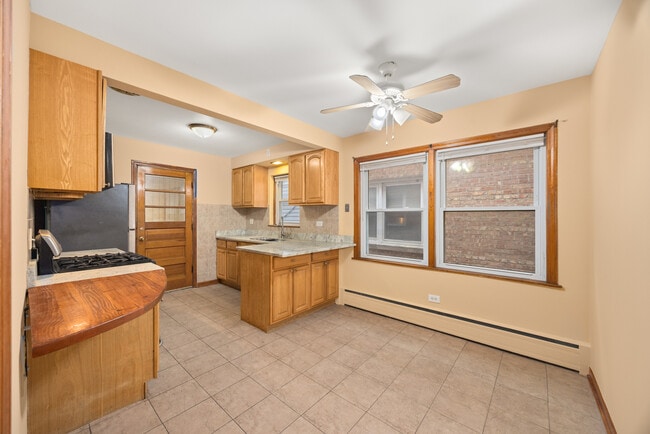 Foto del edificio - 5748 W Montrose Ave