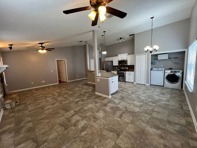 Foto del edificio - 3 Bedroom - 2 Bathroom - 2 Car Garage