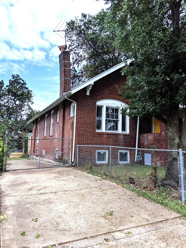 Building Photo - Montclair
