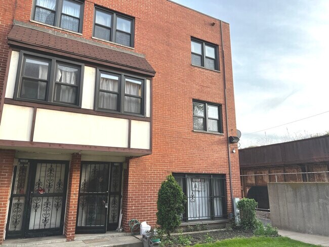 Building Photo - 2309 S Stewart Ave