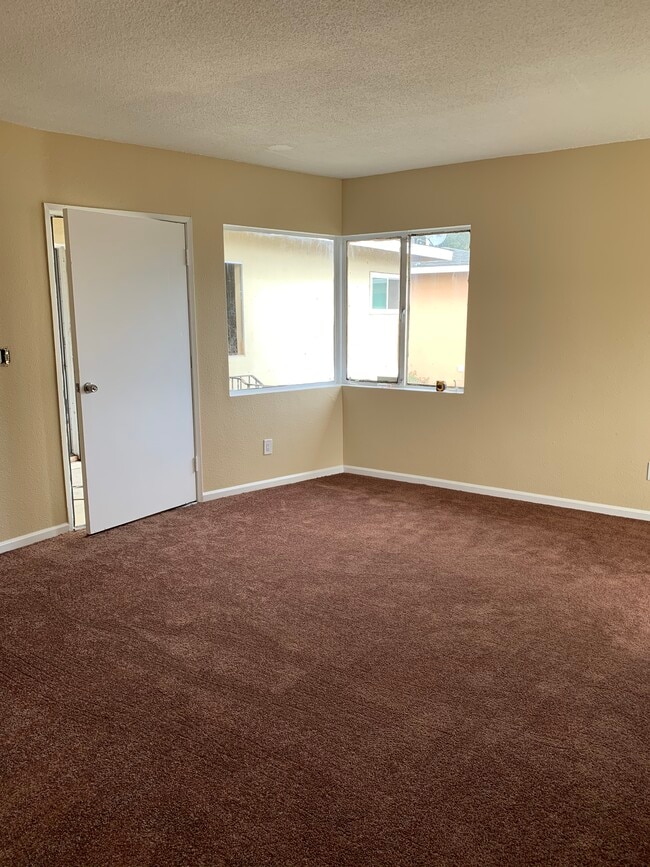 Living room - 410 N Bush St