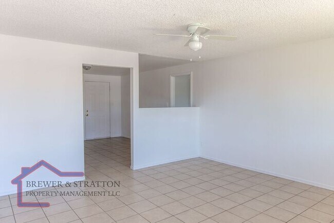 Building Photo - Move In Ready 3 Bed off of 75th. Ave. & Th...