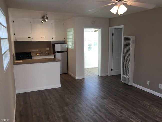 Foto del edificio - 713 1/2 Jasmine Ave