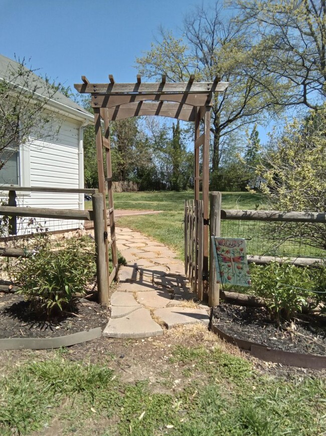 Building Photo - Fully Furnished Home Just Minutes From LU