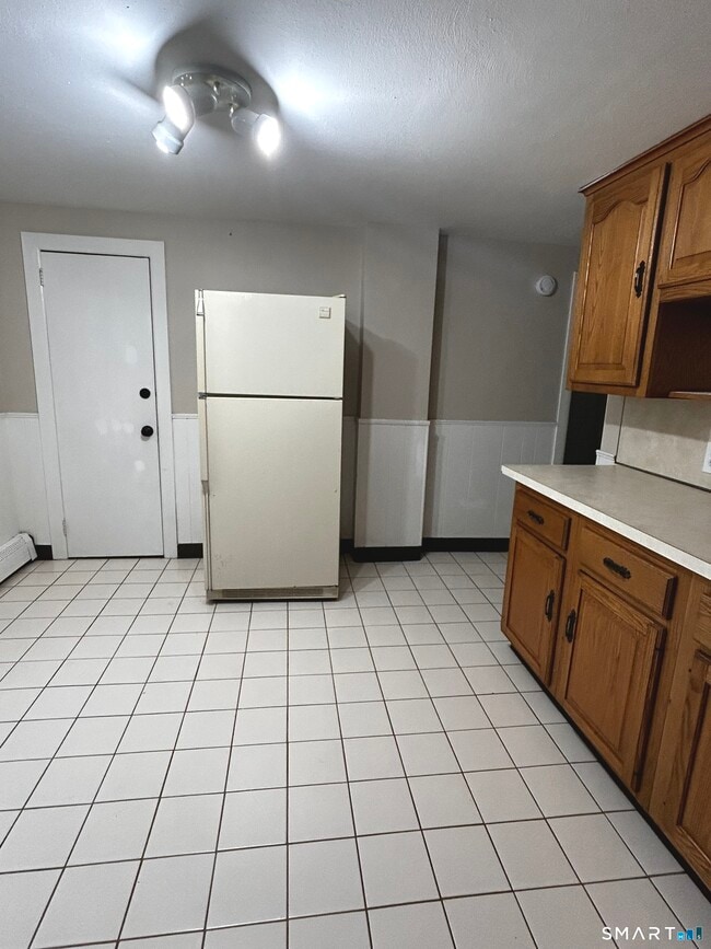 Building Photo - 565 Main St