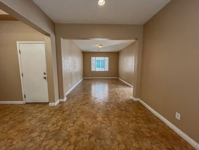 Foto del edificio - Charming 5-Bedroom Home in Desired Community!