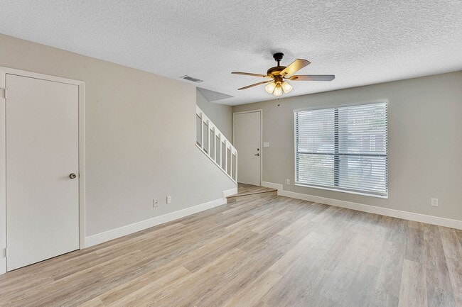 Building Photo - Newly Renovated 2/2.5 Townhome in Winter S...