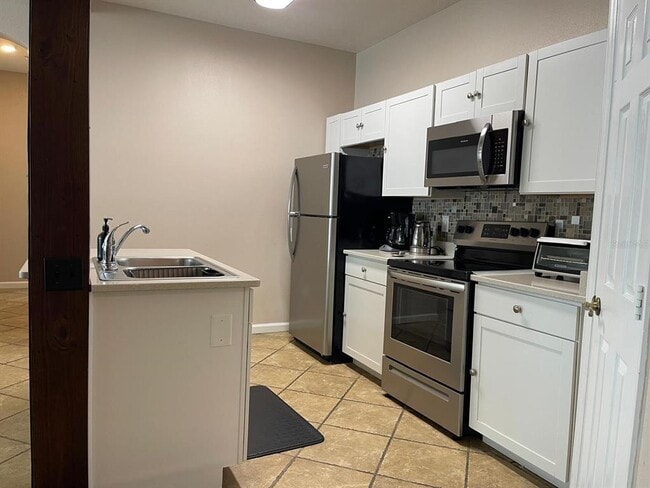 Building Photo - 8101 Coconut Palm Way