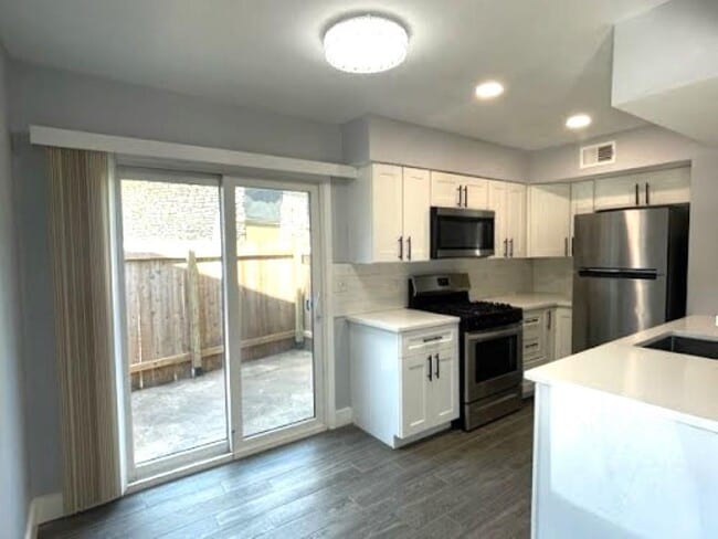 Building Photo - 2504 Manor Cir