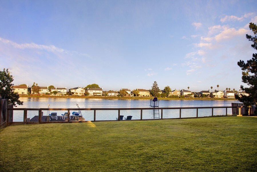Foto principal - Luxury Waterfront Living with Patio & Fenc...